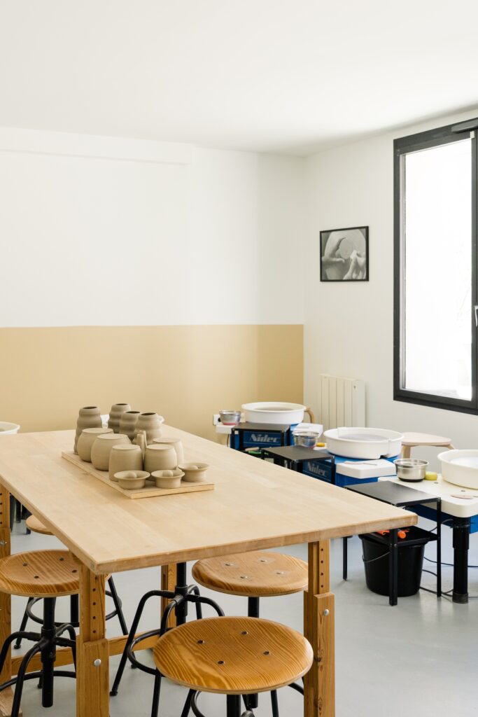 Atelier, tours et table de modelage